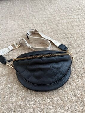 Universal Thread Black Quilted Crossbody Belt Bag with Cream Strap